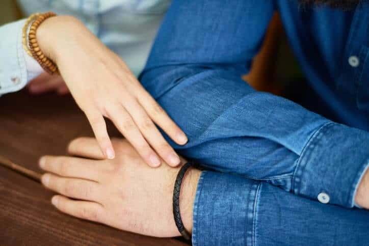 脈あり女性が男に出すサイン⑥「ボディタッチが多い」