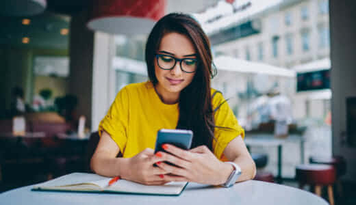 「電話に出ない彼女」の心理や理由とは？｜こっちは不安でイライラしているのに！