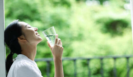 水分不足が肌荒れの原因に！1日に摂取したい水分量と飲み方のポイント